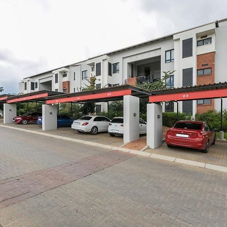 Modern Apartment In A Secure Golf Estate.Wifi Roodepoort Zewnętrze zdjęcie