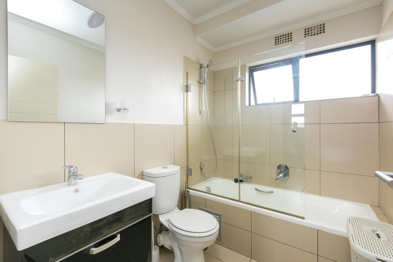 Modern Apartment In A Secure Golf Estate.Wifi Roodepoort Zewnętrze zdjęcie