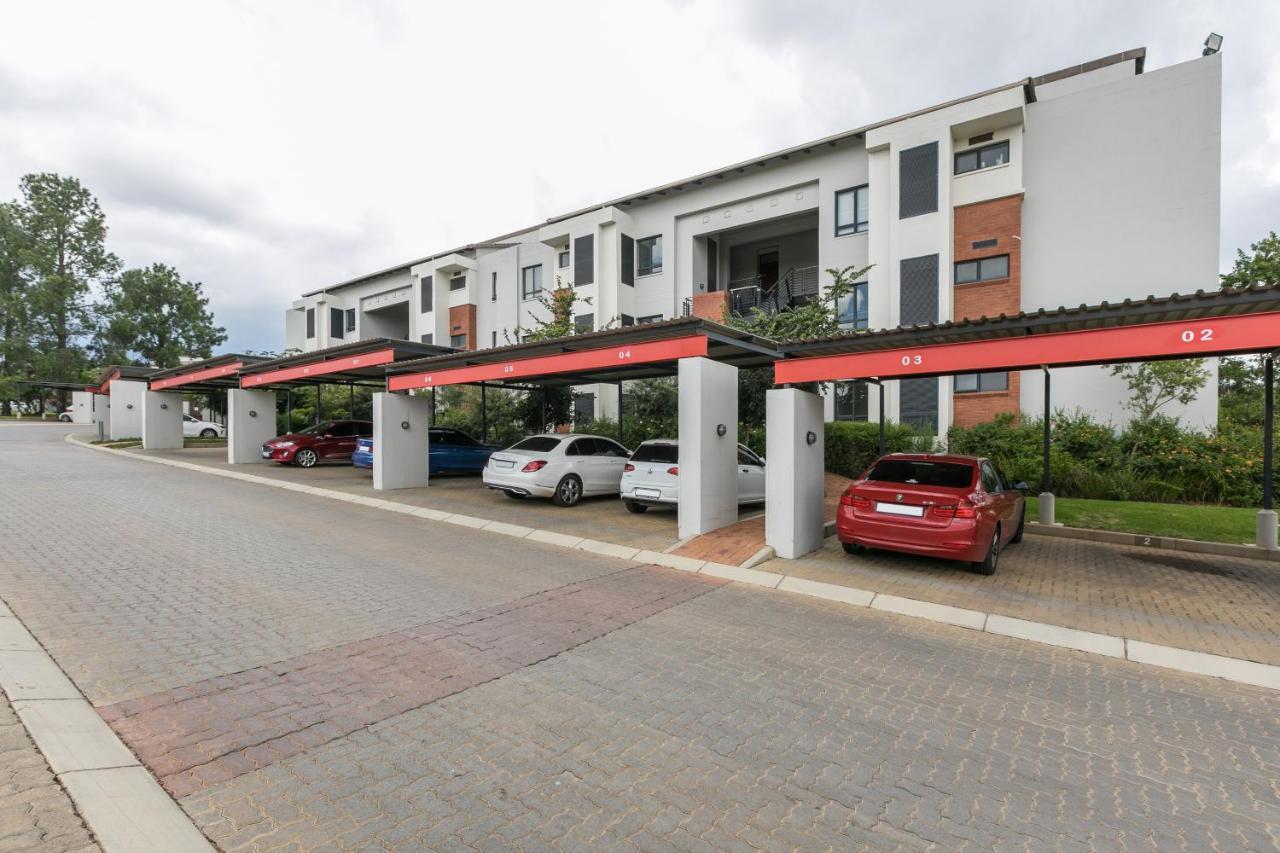 Modern Apartment In A Secure Golf Estate.Wifi Roodepoort Zewnętrze zdjęcie